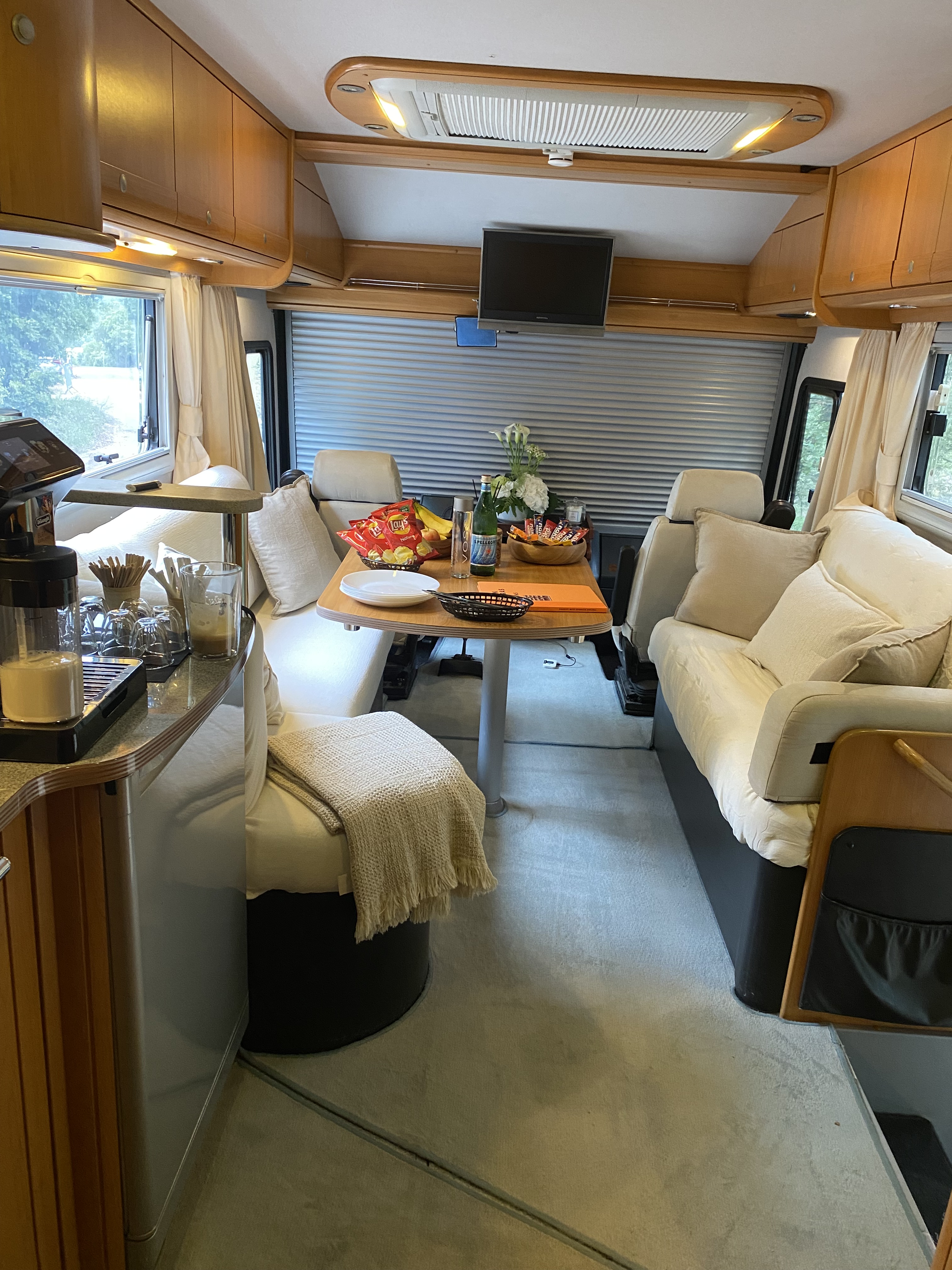 Intérieur confortable d'une loge mobile PROD 19 pour comédien