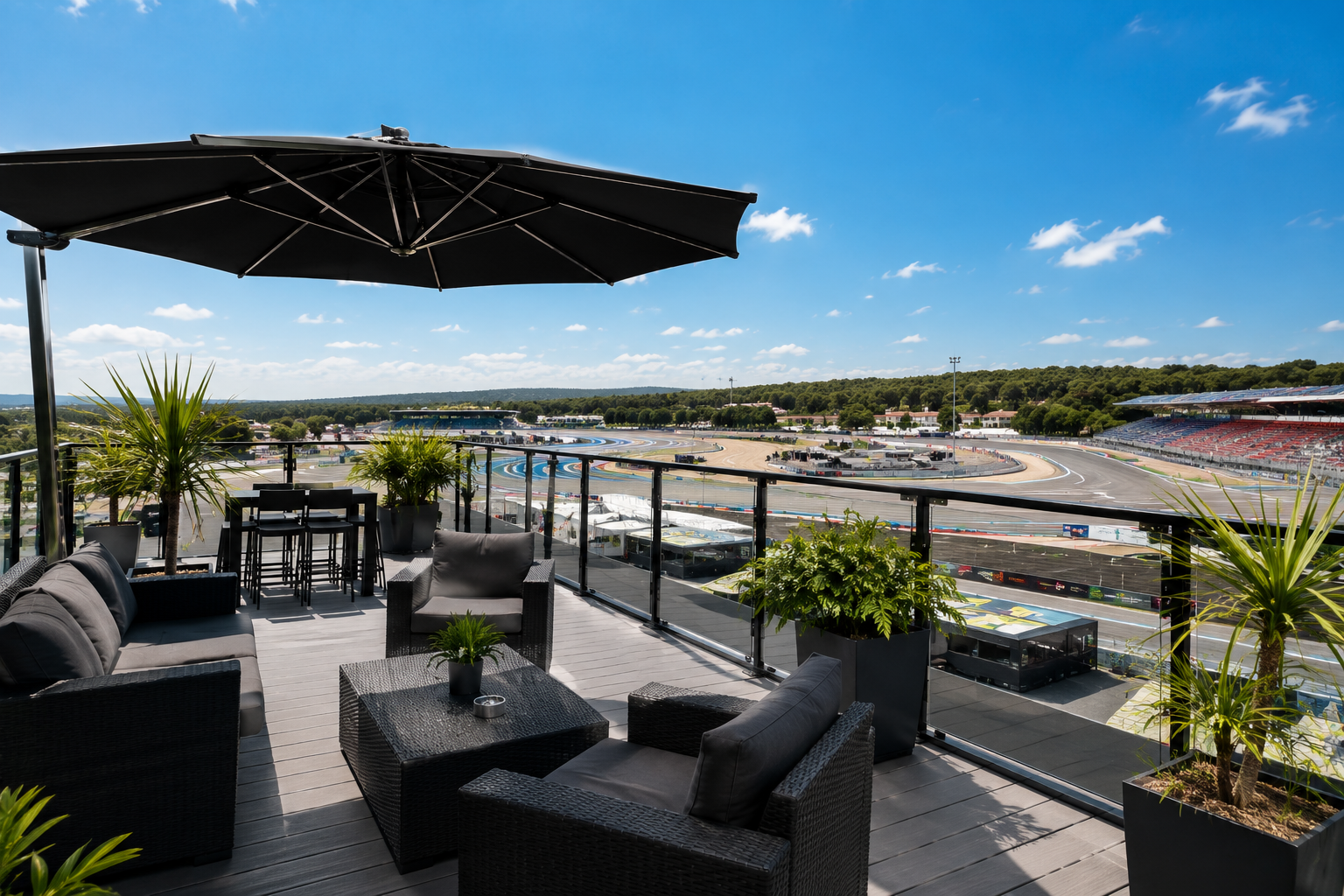 Terrasse panoramique de la semi-remorque hospitality PROD 19 avec vue sur circuit