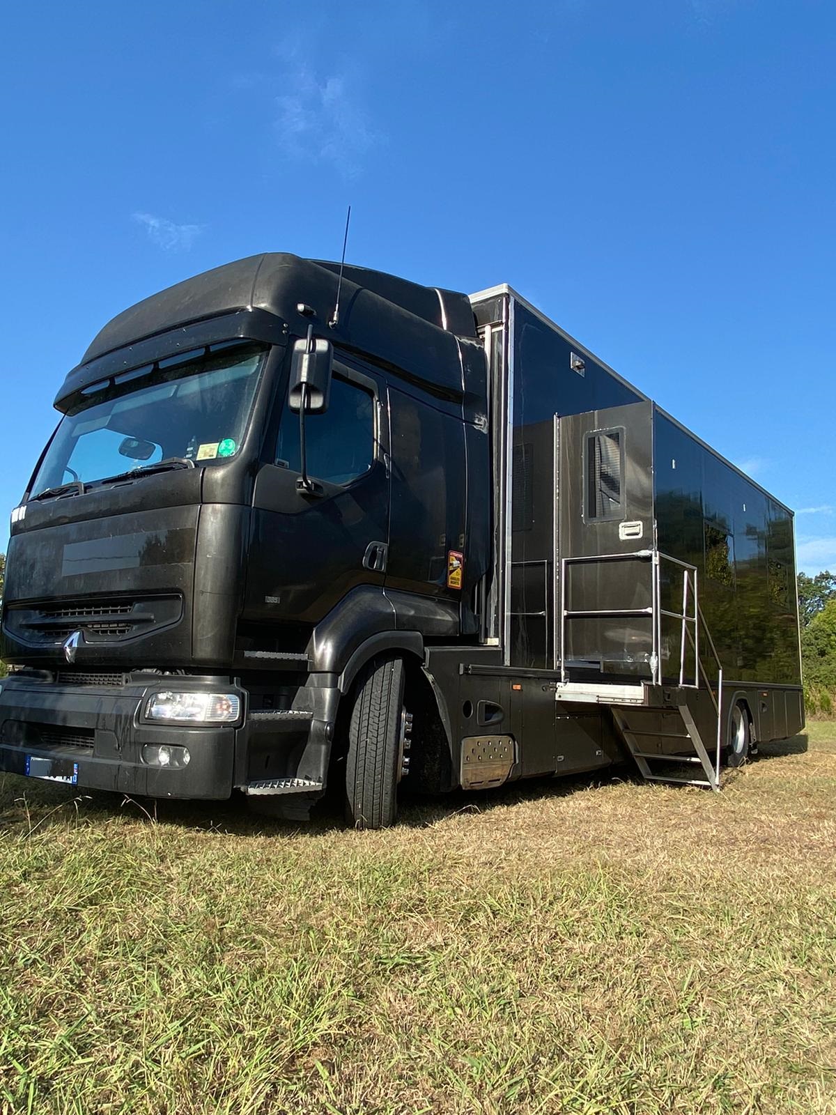 Camion loge PROD 19 pour comédiens et tournages cinéma à Marseille